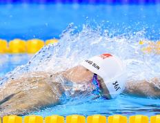 开云下载-科比与山东男篮的秘密友谊？米切尔在紫金之乡48分+血帽致敬传奇