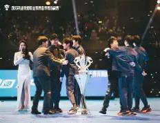 开云体育中国-卫冕冠军备战艰难，团队合作亟待提升