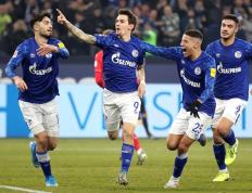 开云APP-沙尔克04客场大胜，重返正轨再现实力