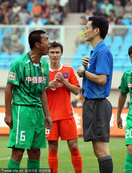 开云体育APP下载-裁判争议不断,球场上却显平静